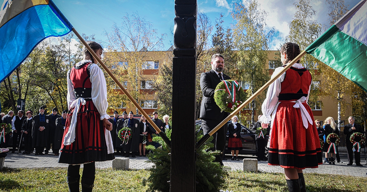 Koszorúztak a Kalász negyedi temető előtti kopjafánál